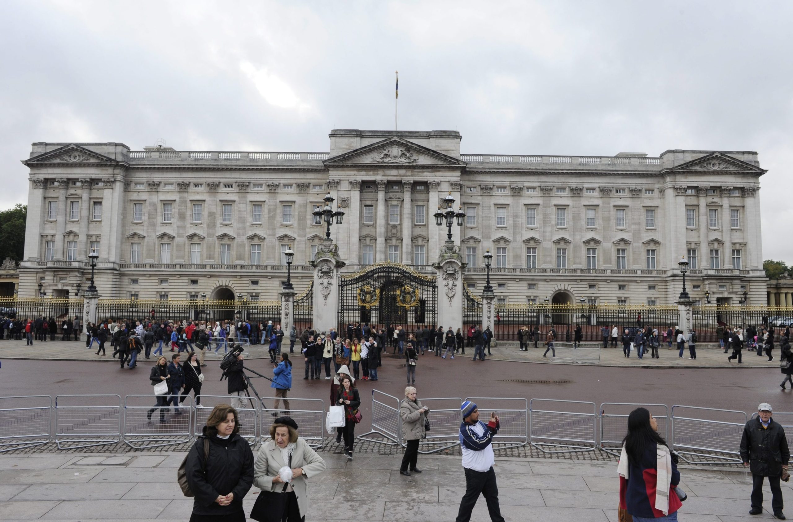 Empregada do Palácio de Buckingham detida em festa de Natal. Mulher estava embriagada