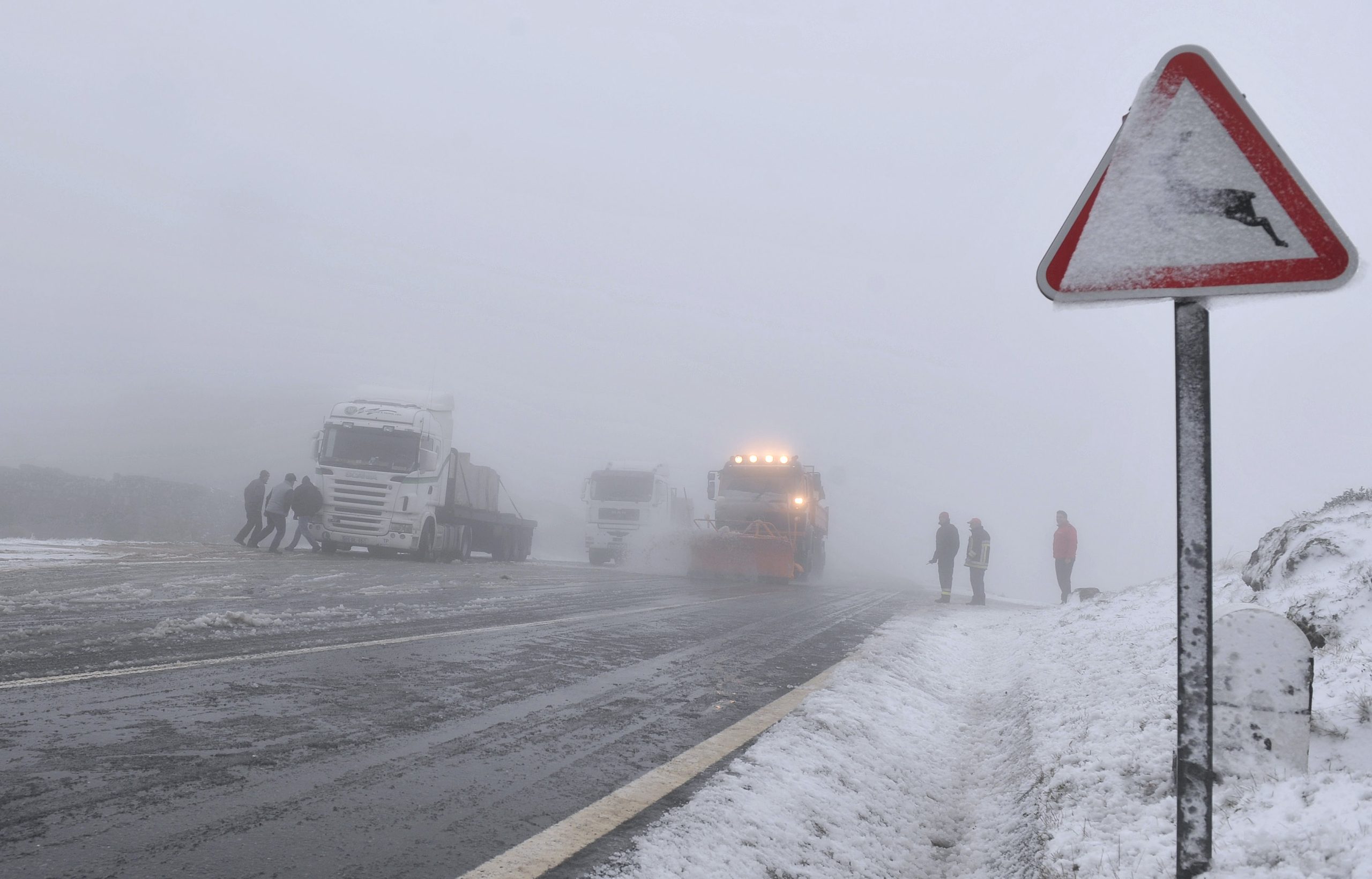 Neve corta estradas nacionais no norte de Viseu e na serra da Estrela