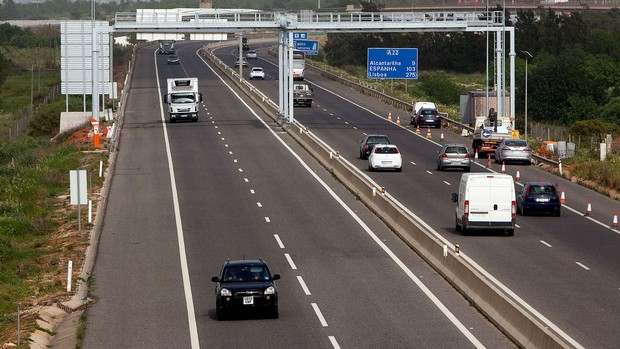 Seis feridos em despiste de autocarro na A22 em Alcantarilha