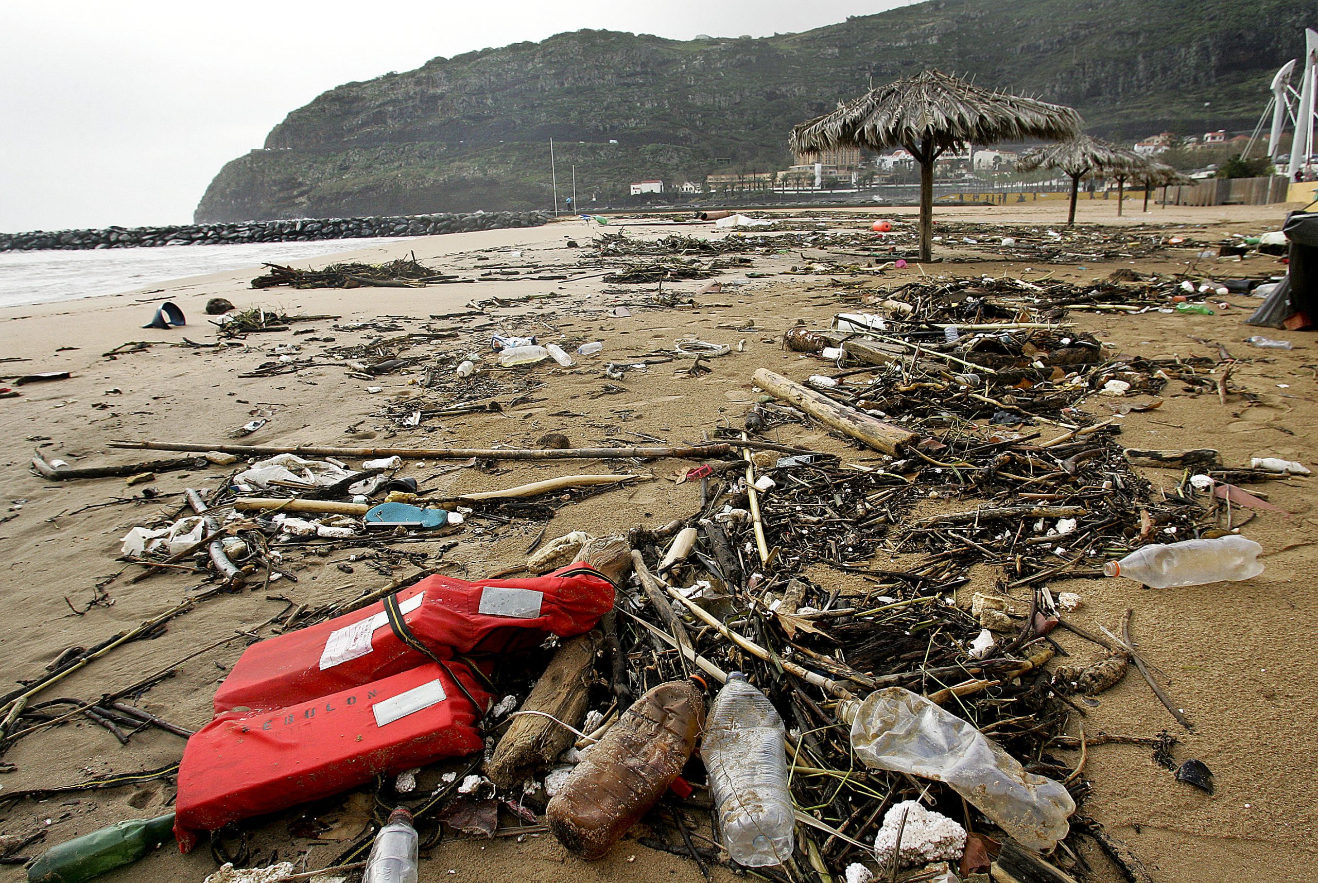 Investigadores querem ‘drones’ a recolher lixo nas praias após 2022