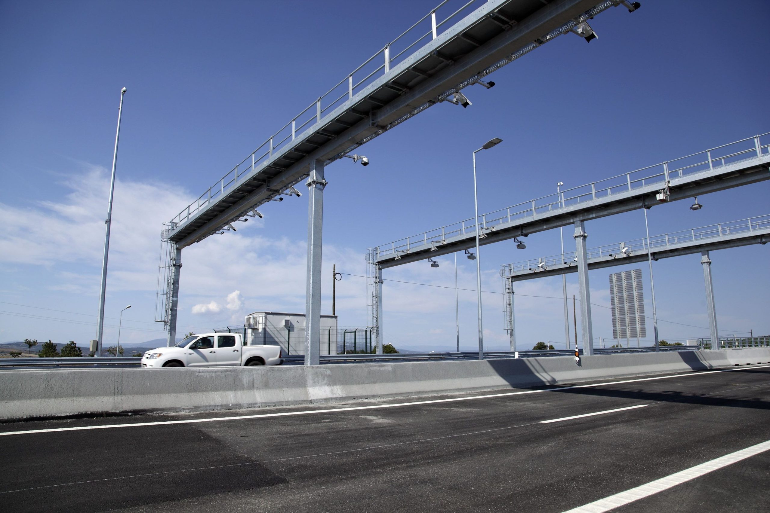 Trânsito retomado na A4 após remoção de atrelado atravessado na via