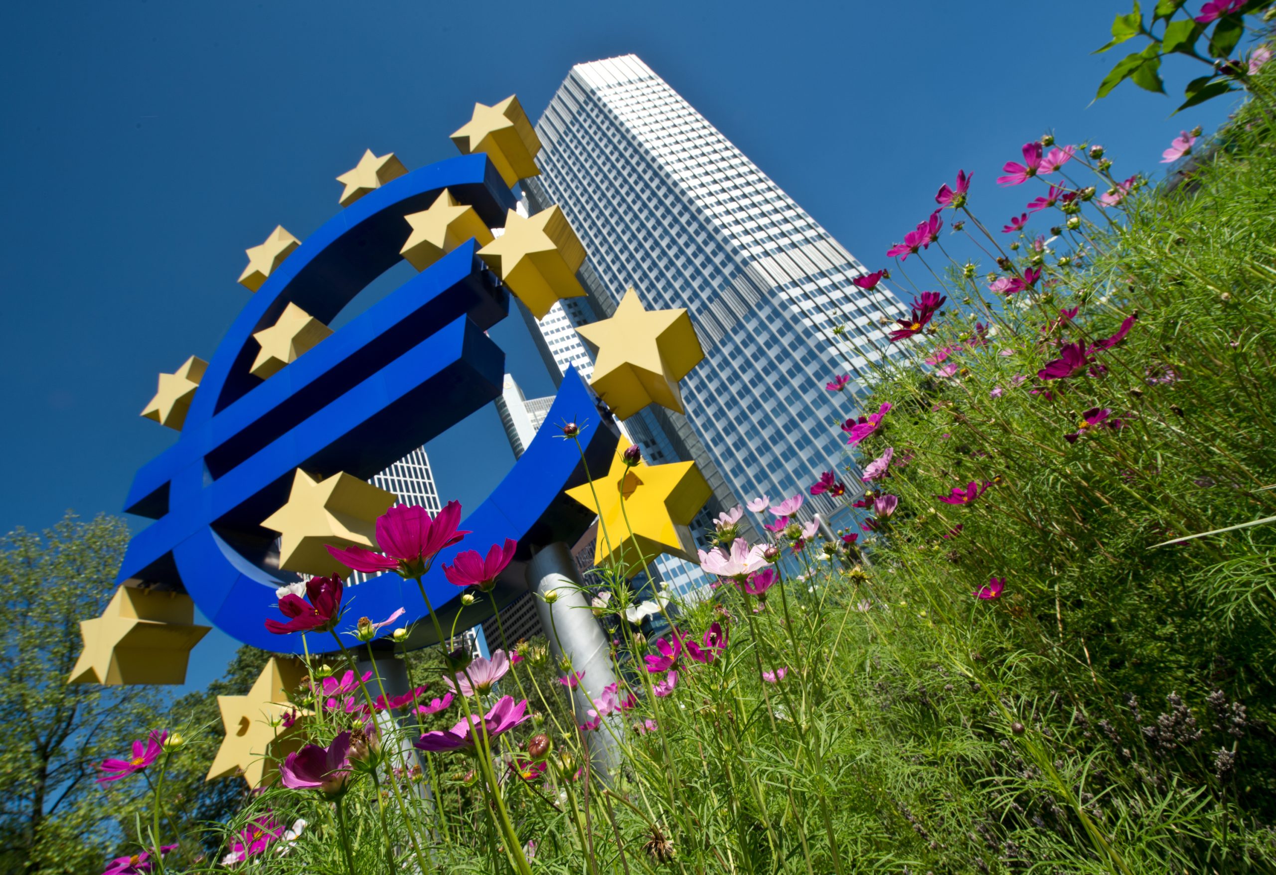 BCE revê em alta inflação e prevê menos crescimento da zona euro este ano e em 2024